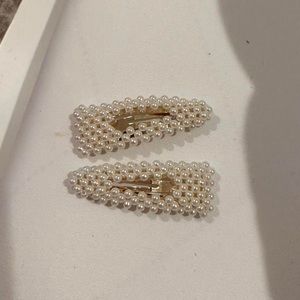 Pearl hair clips
